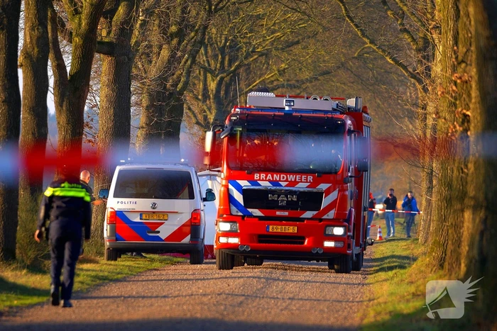 55-jarige bestuurder omgekomen na botsing tegen boom