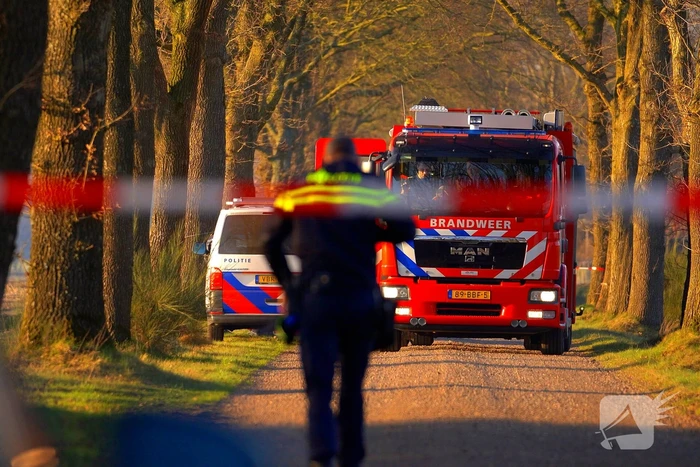 55-jarige bestuurder omgekomen na botsing tegen boom