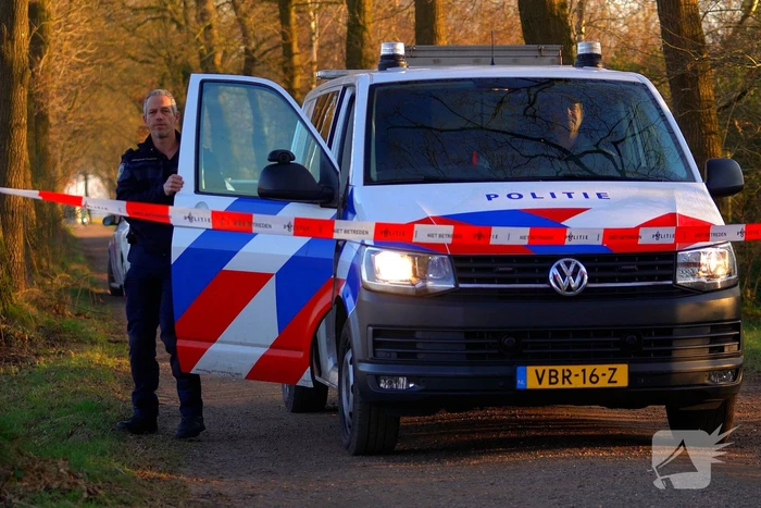 55-jarige bestuurder omgekomen na botsing tegen boom