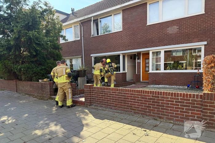 Brandweer onderzoekt brandlucht in woning