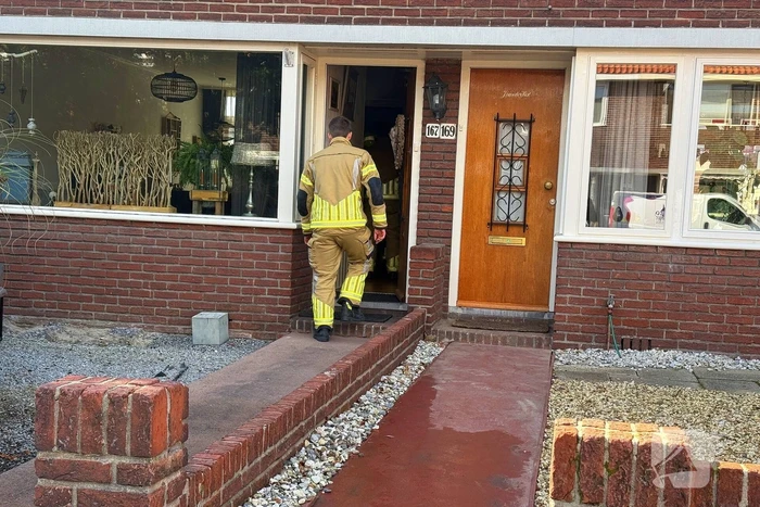 Brandweer onderzoekt brandlucht in woning