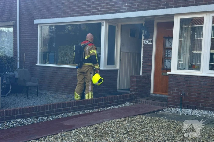 Brandweer onderzoekt brandlucht in woning