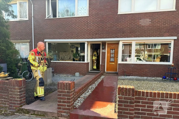 Brandweer onderzoekt brandlucht in woning