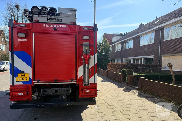 Brandweer onderzoekt brandlucht in woning