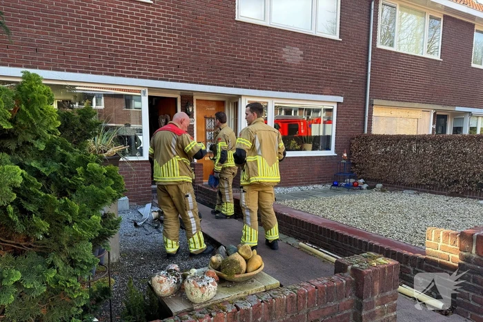 Brandweer onderzoekt brandlucht in woning
