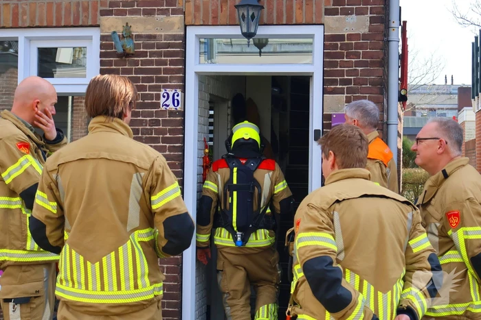 Brandweer blust brand in woning