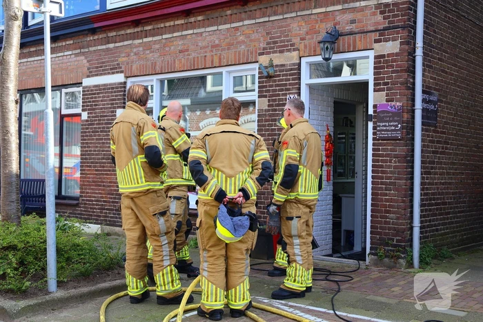 Brandweer blust brand in woning