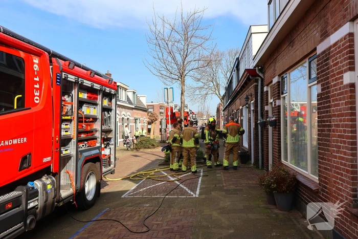 Brandweer blust brand in woning