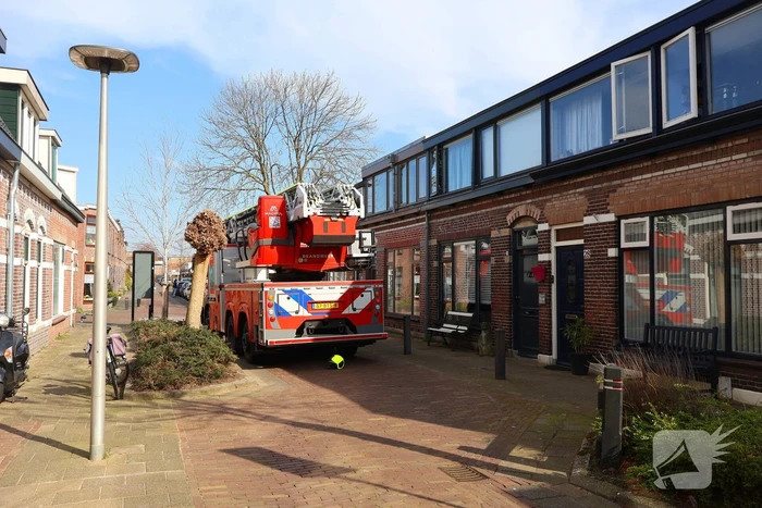 Brandweer blust brand in woning