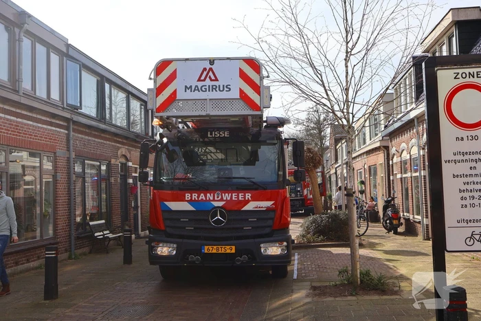 Brandweer blust brand in woning