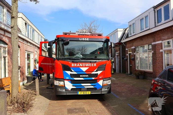 Brandweer blust brand in woning
