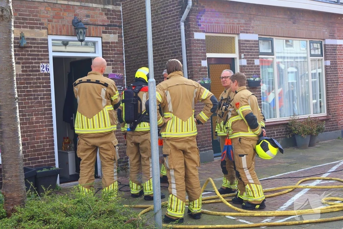 Brandweer blust brand in woning