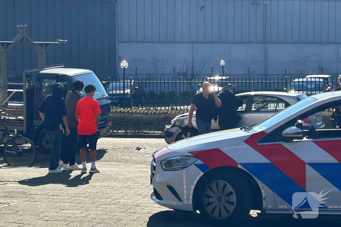 Ongeval tussen personenauto en vrachtwagen met open laadbak