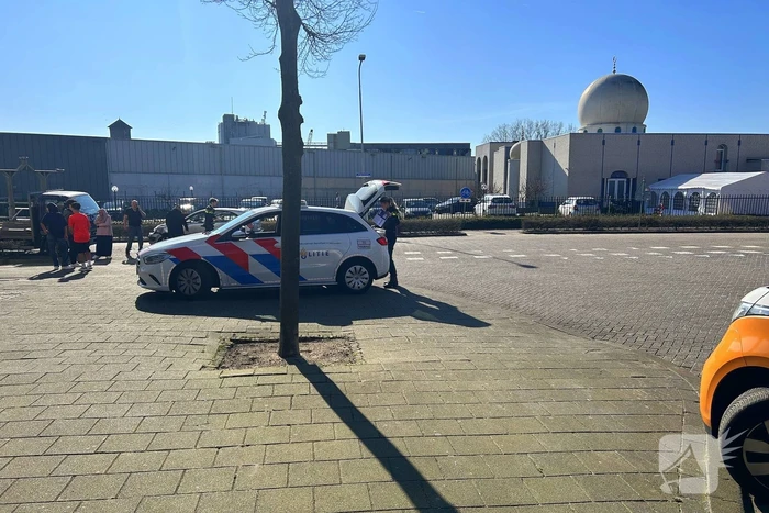 Ongeval tussen personenauto en vrachtwagen met open laadbak