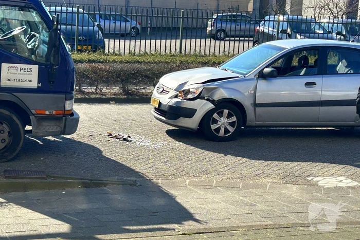 Ongeval tussen personenauto en vrachtwagen met open laadbak