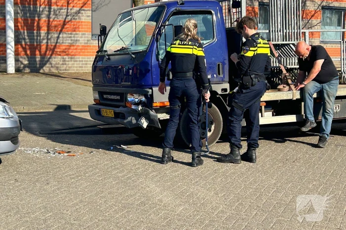 Ongeval tussen personenauto en vrachtwagen met open laadbak