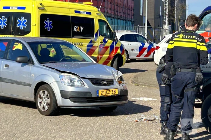 Ongeval tussen personenauto en vrachtwagen met open laadbak