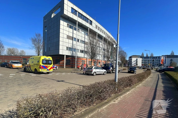 Ongeval tussen personenauto en vrachtwagen met open laadbak