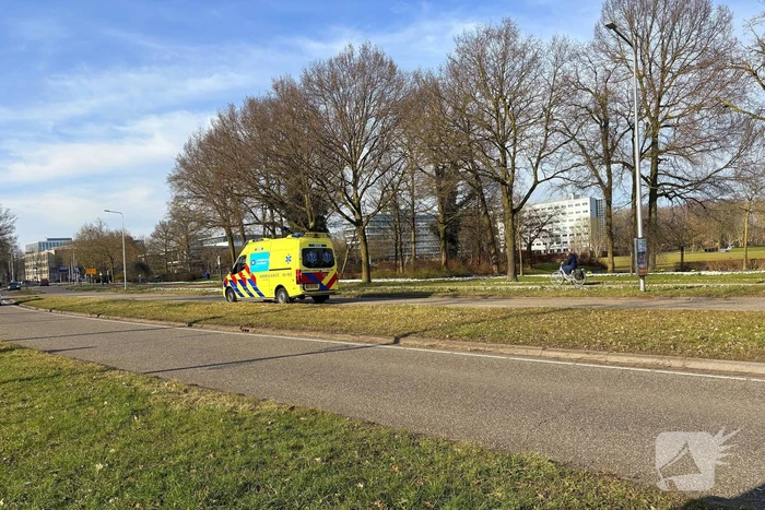 Fietser en automobilist botsing met elkaar