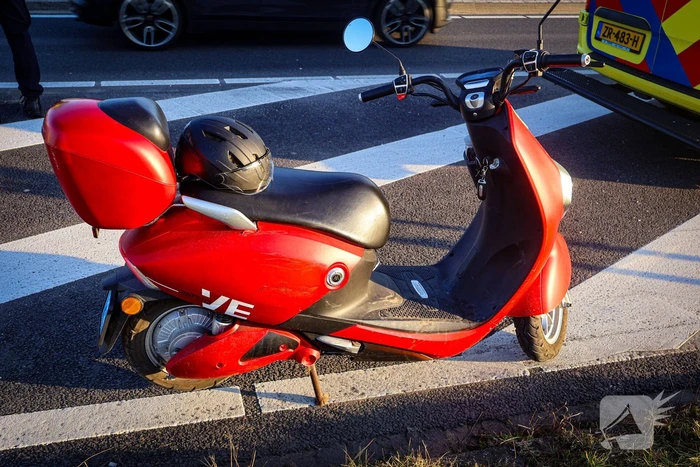 Scooterrijder gewond bij aanrijding door automobilist