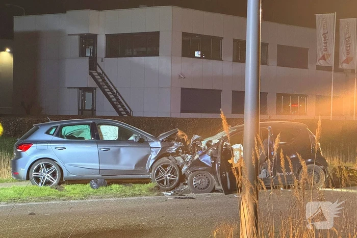 Dode en zwaargewonden bij frontale aanrijding