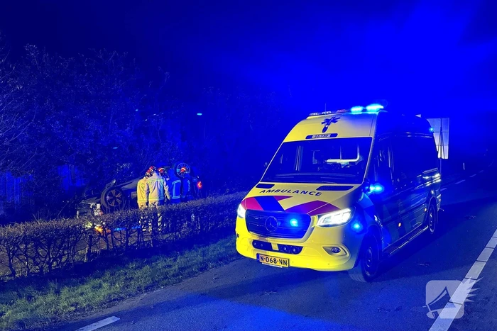 Gewonde nadat auto op kop belandt door uitwijkmanoeuvre