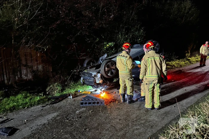 Gewonde nadat auto op kop belandt door uitwijkmanoeuvre