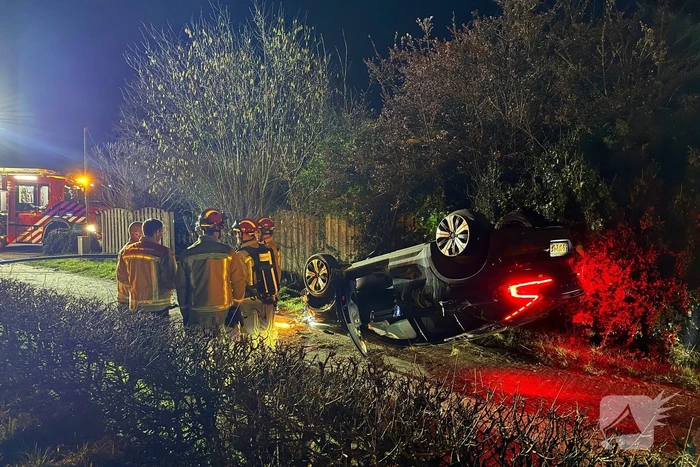 Gewonde nadat auto op kop belandt door uitwijkmanoeuvre