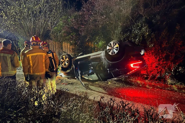Gewonde nadat auto op kop belandt door uitwijkmanoeuvre