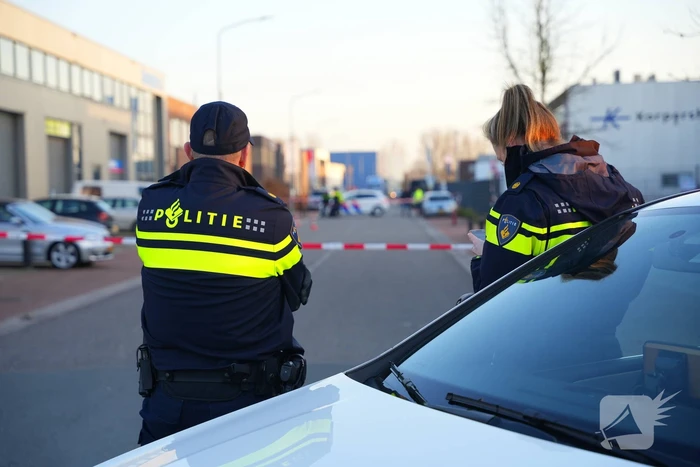 Bedrijfspand beschoten kogelgaten in ruit aangetroffen