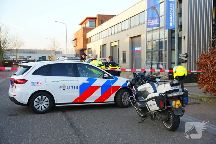 Bedrijfspand beschoten kogelgaten in ruit aangetroffen