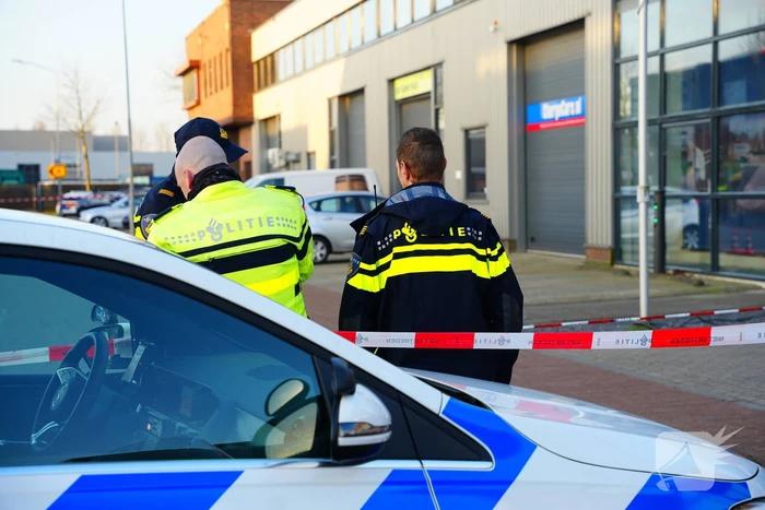Bedrijfspand beschoten kogelgaten in ruit aangetroffen