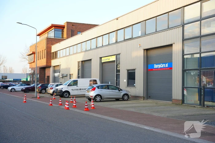 Bedrijfspand beschoten kogelgaten in ruit aangetroffen