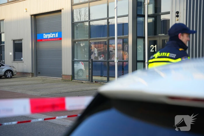 Bedrijfspand beschoten kogelgaten in ruit aangetroffen