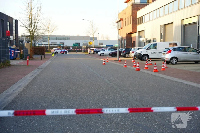 Bedrijfspand beschoten kogelgaten in ruit aangetroffen