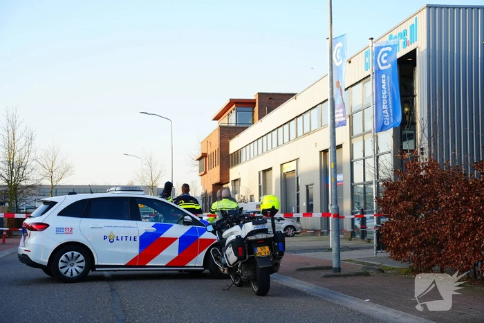 Bedrijfspand beschoten kogelgaten in ruit aangetroffen