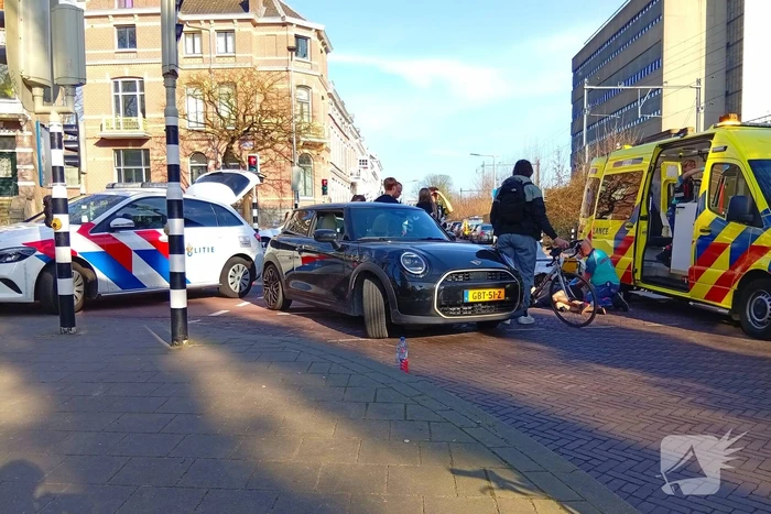 Automobilist ziet wielrenner over het hoofd
