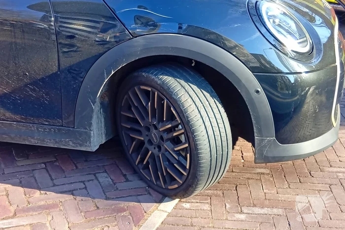 Automobilist ziet wielrenner over het hoofd