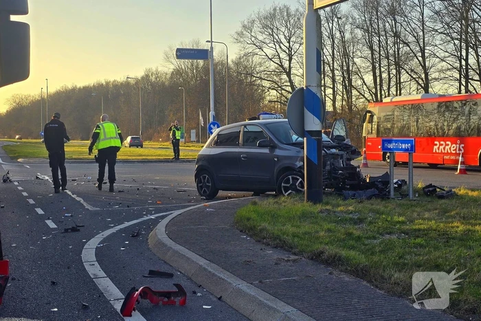 Forse schade bij aanrijding tussen personenauto en vrachtwagen