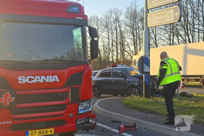 Forse schade bij aanrijding tussen personenauto en vrachtwagen