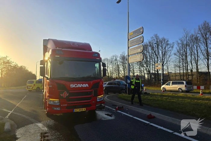 Forse schade bij aanrijding tussen personenauto en vrachtwagen