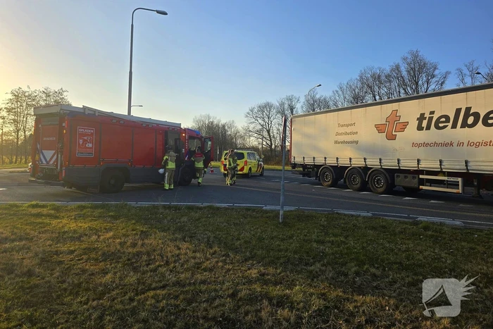 Forse schade bij aanrijding tussen personenauto en vrachtwagen