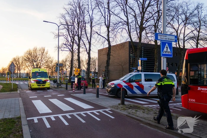 Fietser geschept door automobilist op oversteekplaats