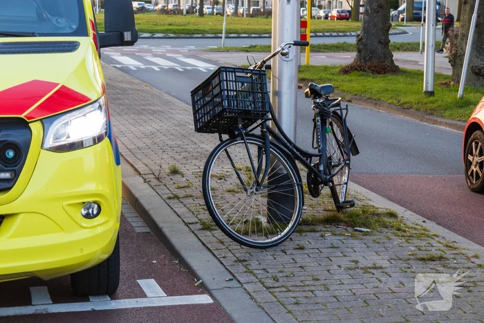 Fietser geschept door automobilist op oversteekplaats