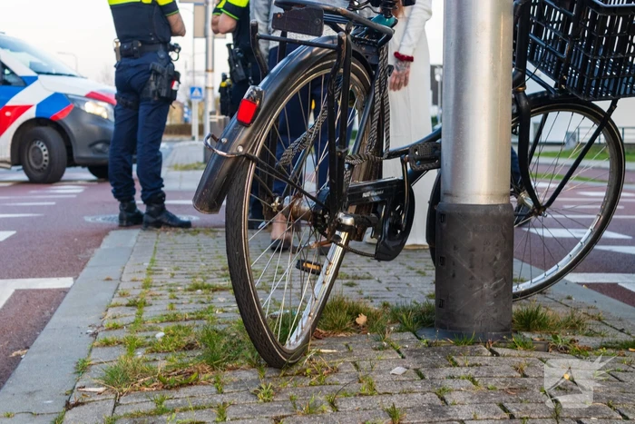 Fietser geschept door automobilist op oversteekplaats