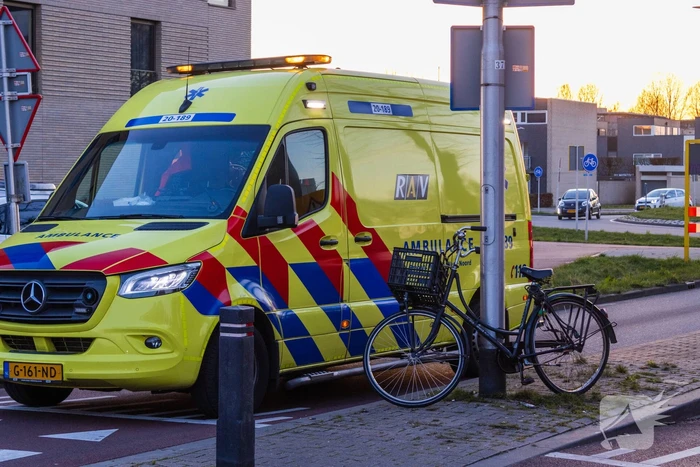 Fietser geschept door automobilist op oversteekplaats