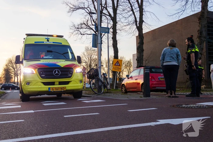 Fietser geschept door automobilist op oversteekplaats