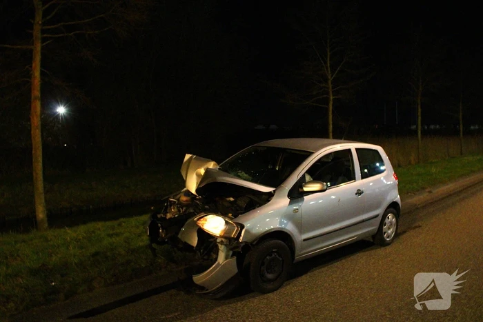 Automobilist vliegt uit de bocht en botst tegen lantaarnpaal