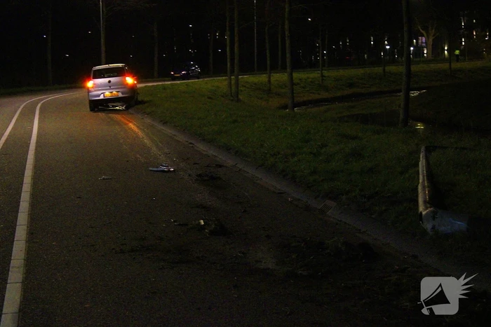 Automobilist vliegt uit de bocht en botst tegen lantaarnpaal