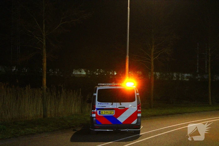 Automobilist vliegt uit de bocht en botst tegen lantaarnpaal